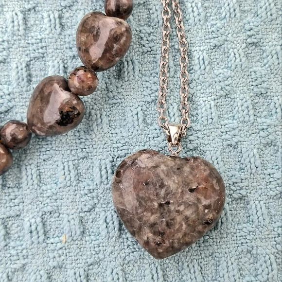 Natural Yooperlite Heart Shape Pendant Necklace 24" In Silver Plate - Picture 5 of 9